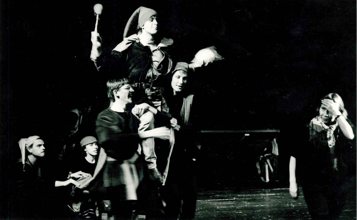 Spektaklio „Juokis, Fransua“ (F. Villon) repeticija – vienas iš retesnių kadrų, kuriame galima pastebėti režisierę Mariją Misiūnaitę (iš asmeninio A. Lakavičiaus archyvo, 1991 m., nuotrauka daryta Sigito Platūkio).